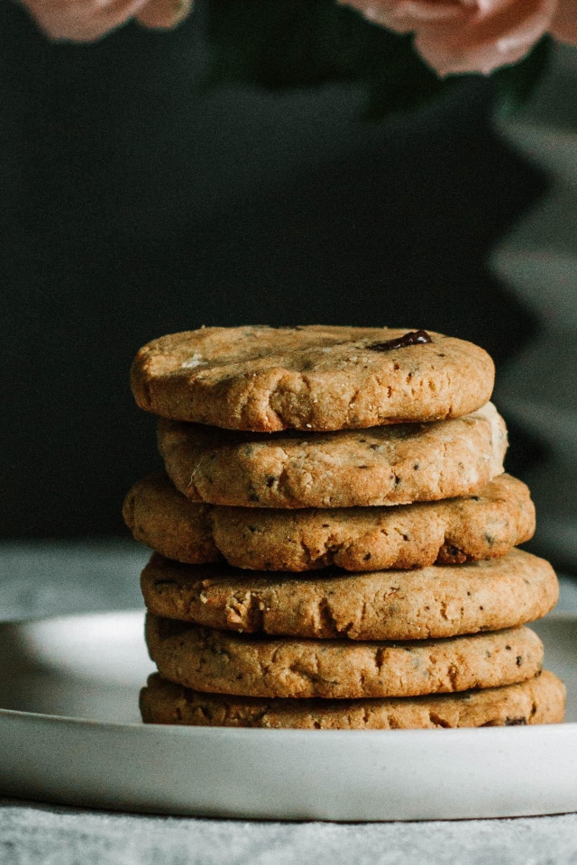 Песочное печенье на тарелке на столе