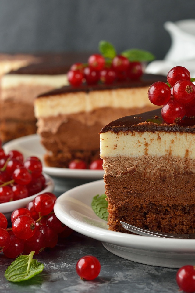 Кусок торта Три шоколада с ягодами красной смородины