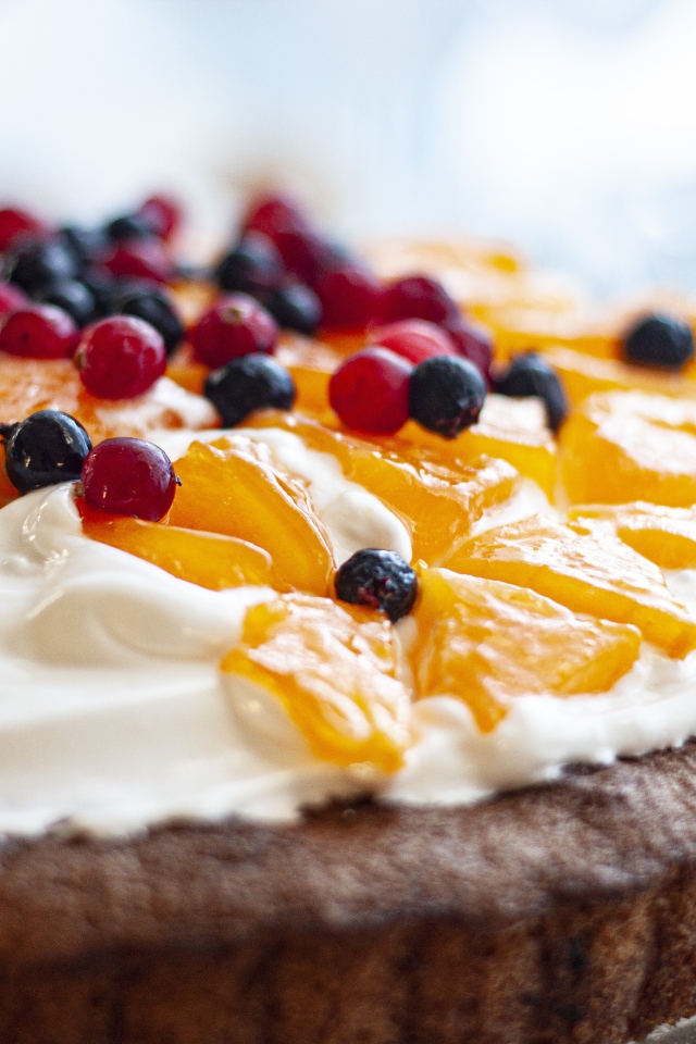 Сладкий пирог с кремом и ягодами 