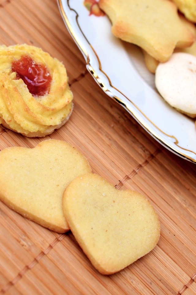 Сладкое песочное печенье лежит на столе