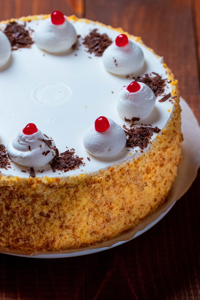 Вкусный торт с безе на столе