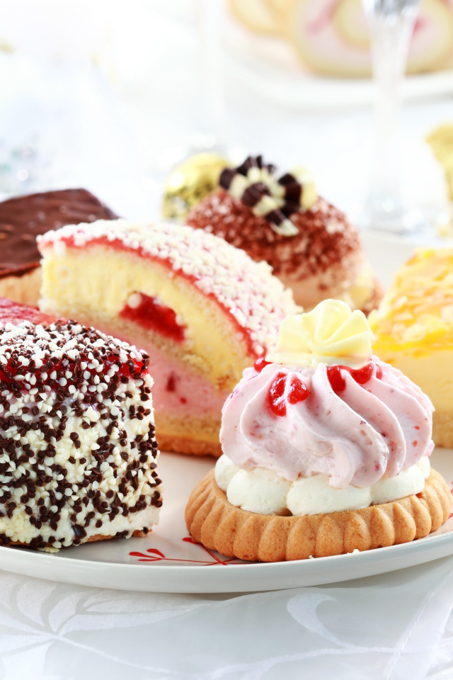 Вкусные пирожные на тарелке 