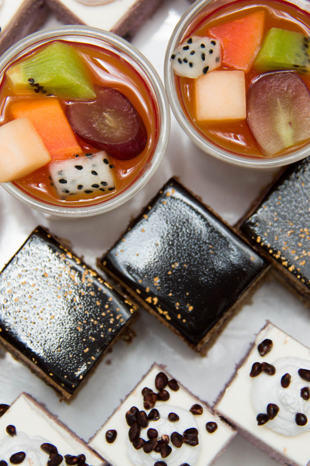 Вкусные пирожные на столе с соком 