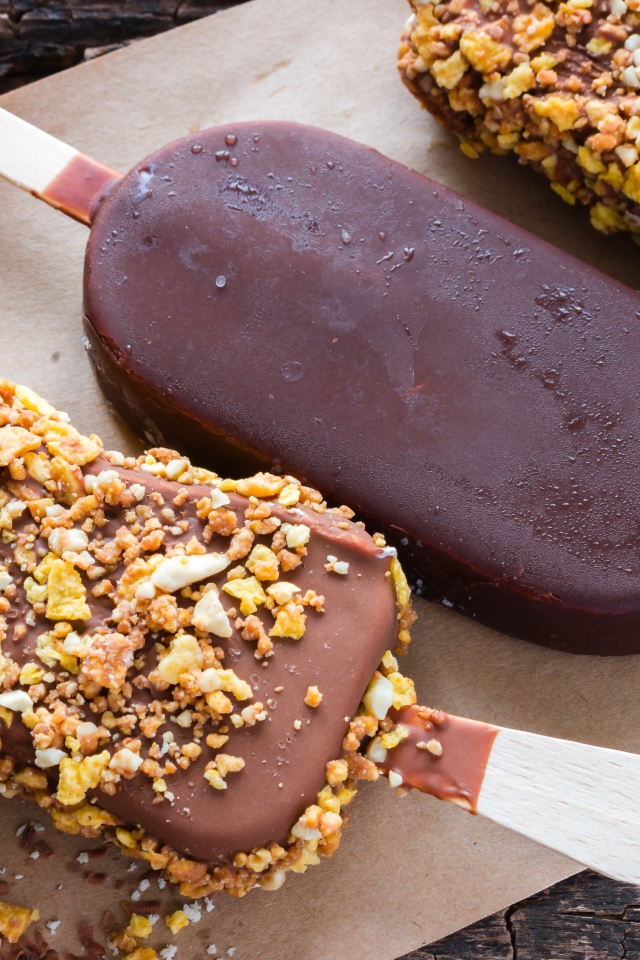 Вкусное холодное мороженое в шоколаде на столе 