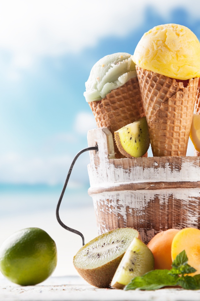 Вкусное холодное мороженое с цитрусовыми на пляже