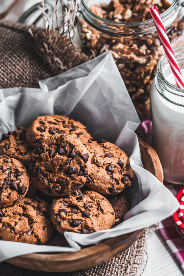 Вкусное печенье с шоколадом на столе с молоком 