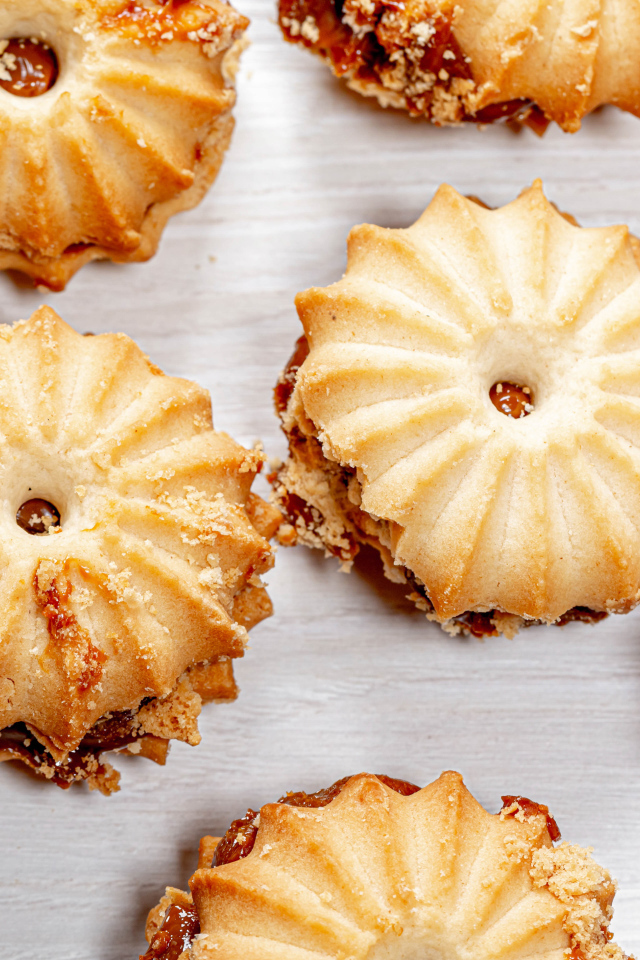 Вкусное печенье со сгущенкой на столе крупным планом