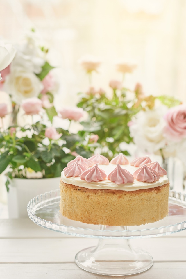 Вкусный пирог на столе с букетом тюльпанов 