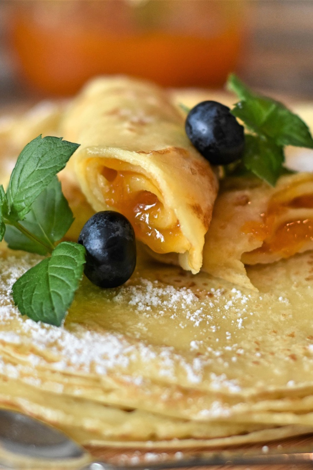 Тонкие блины с джемом и ягодами черники 