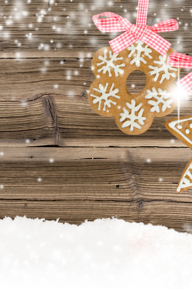 Два печенья на ленточках на деревянном фоне