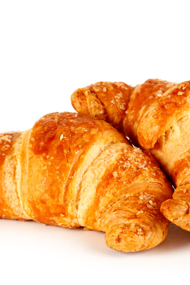 Два свежих круассана на белом фоне