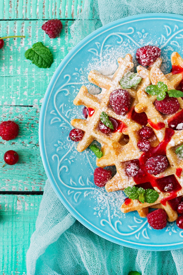 Аппетитные вафли с малиной, красной смородиной и джемом 