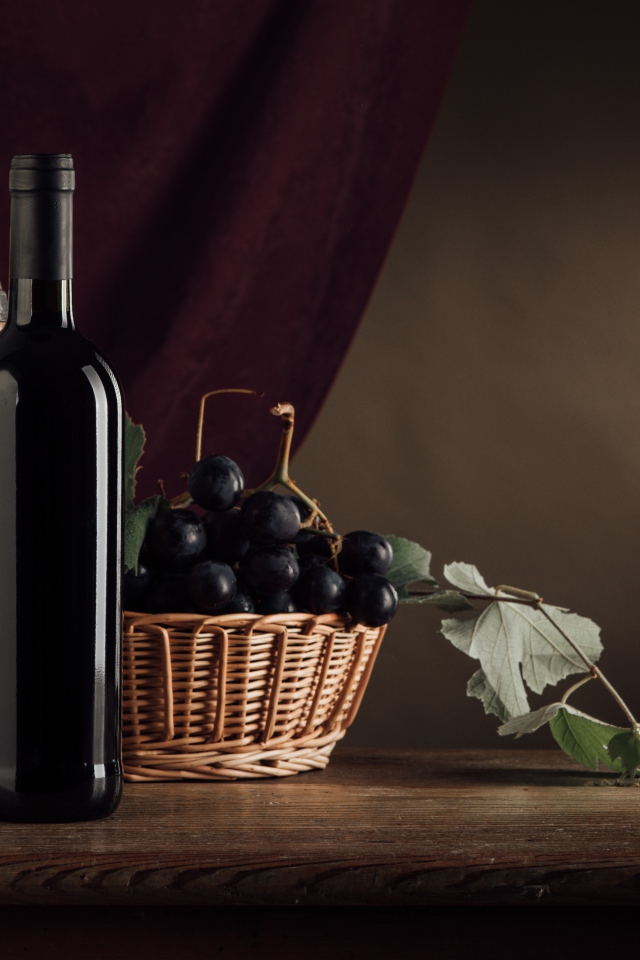Бочка с вином на столе с виноградом 