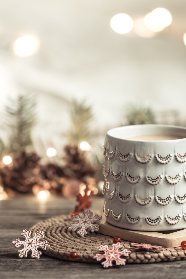 Красивая белая чашка какая на столе с подарком