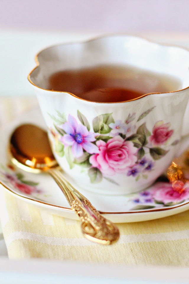 Красивая чашка чая на столе с ложкой