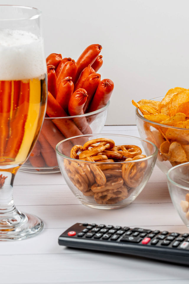 Пиво с закуской на столе  с пультом 