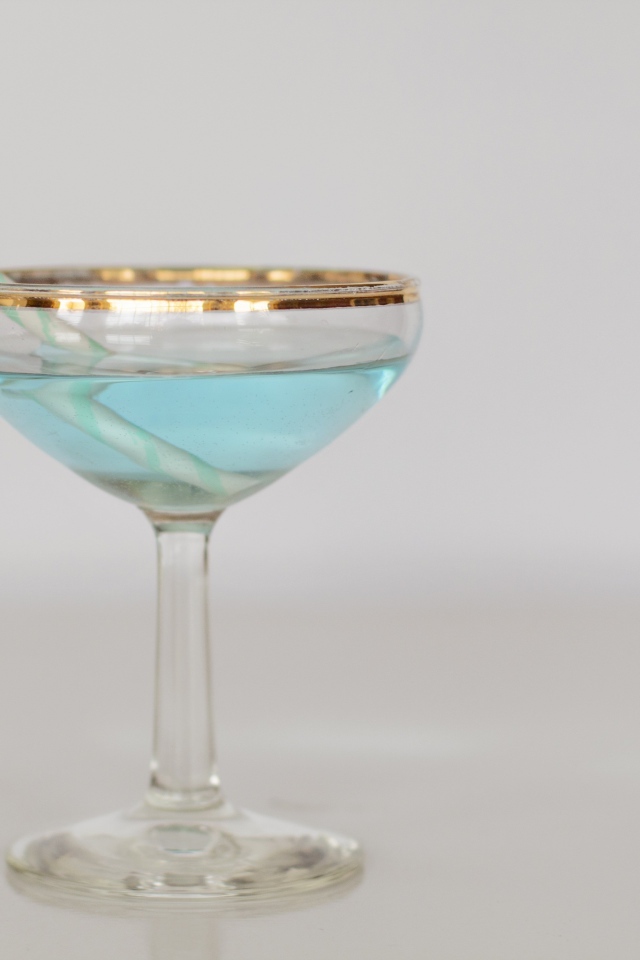 Голубой коктейль в бокале с трубочкой