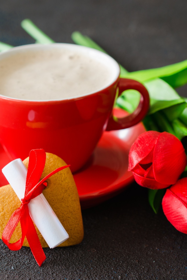 Букет тюльпанов и чашка кофе с печеньем на столе