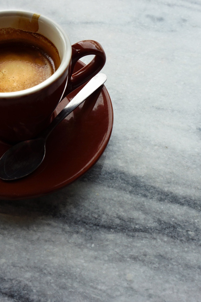 Коричневая чашка горячего кофе на столе 