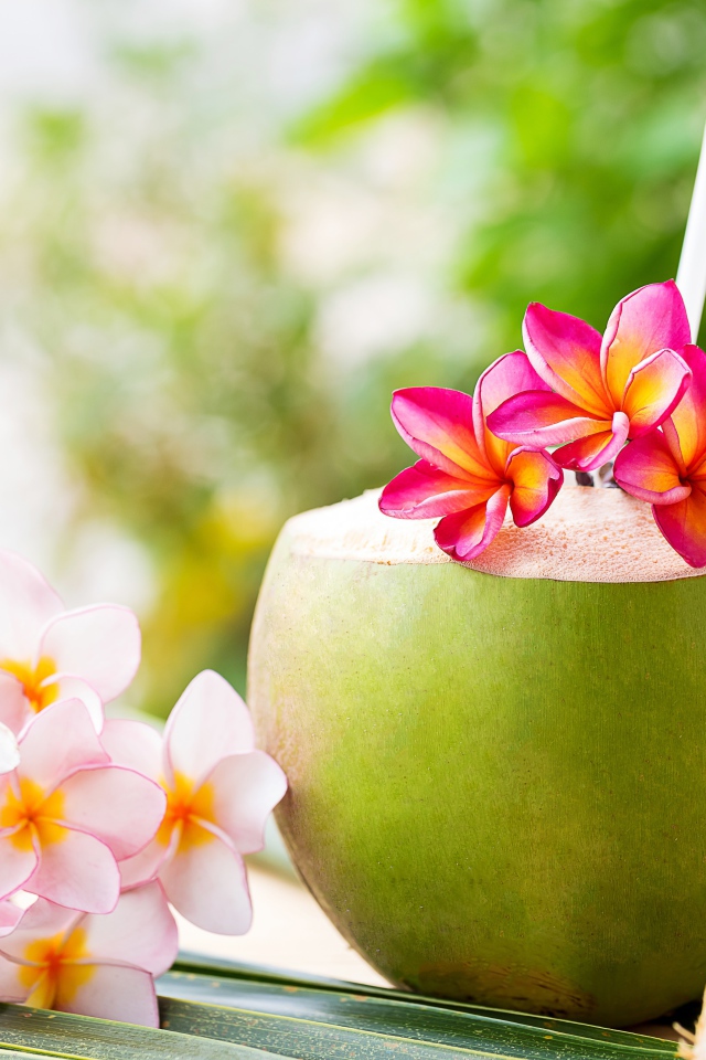 Коктейль в кокосе с цветами плюмерии 