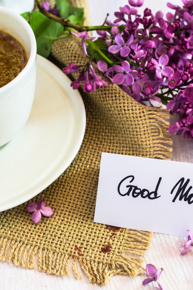 Кофе и сирень на завтрак для любимой 