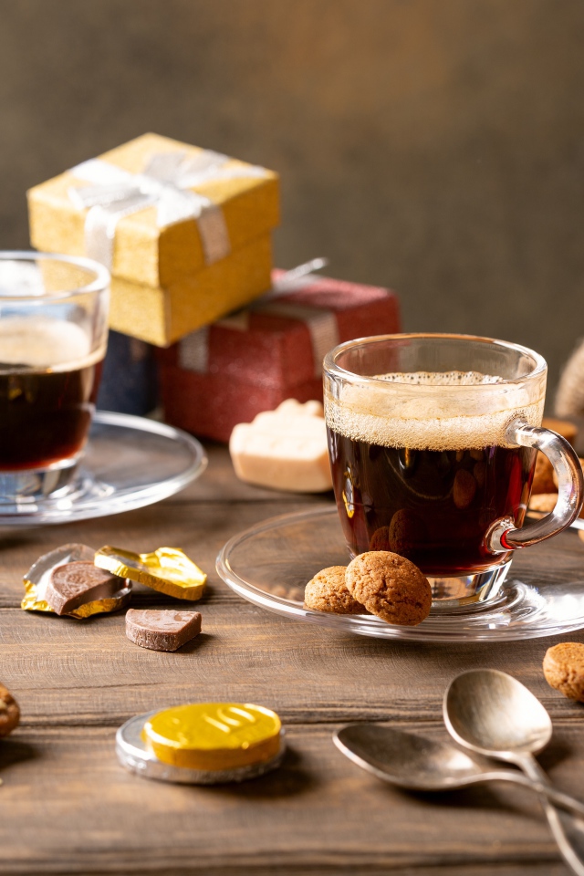 Кофе на столе с печеньем и подарками