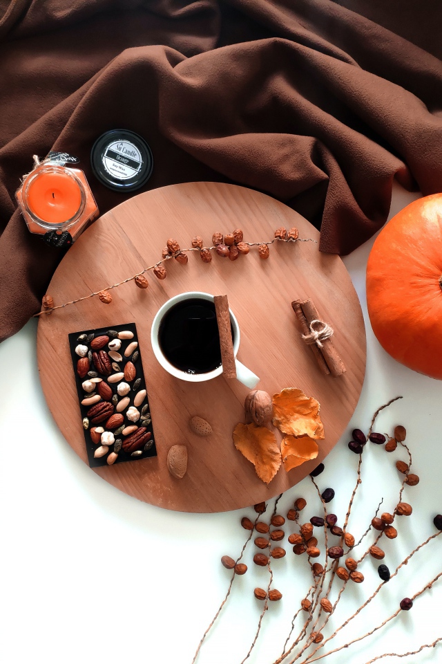 Кофе с шоколадом на белом фоне с тыквой 