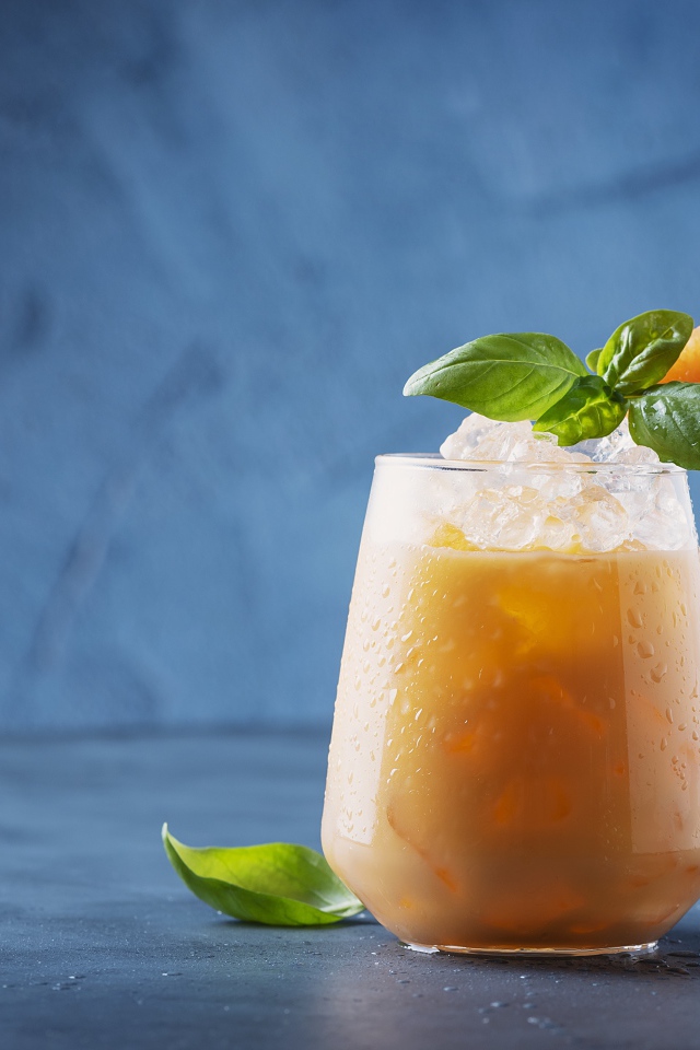 Холодный напиток со льдом в стакане 