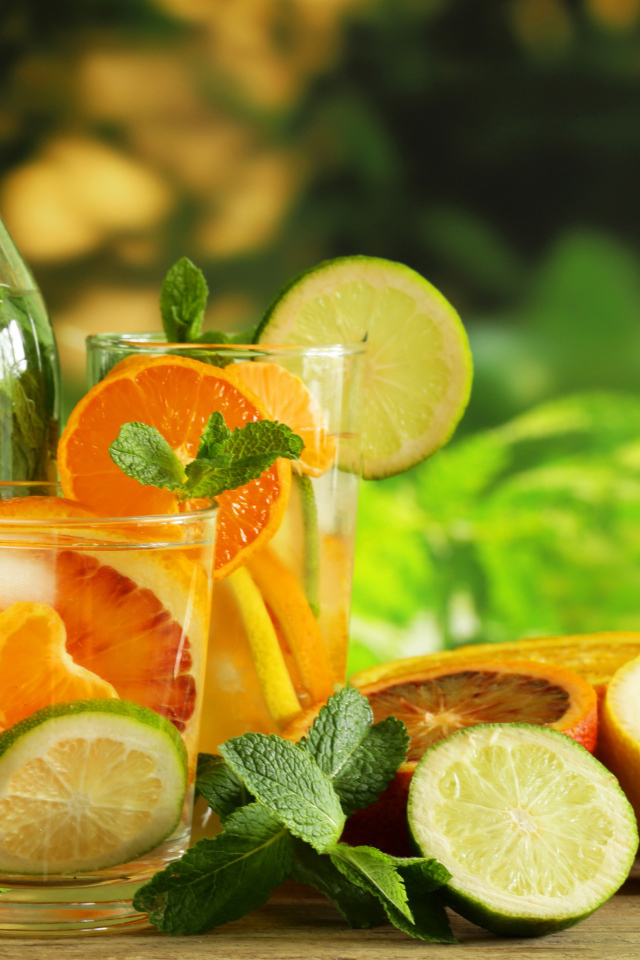 Холодный лимонад на столе с цитрусовыми