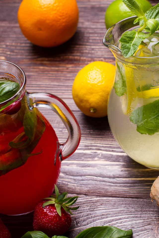 Холодный клубничный и лимонный мохито на столе с имбирем и цитрусовыми