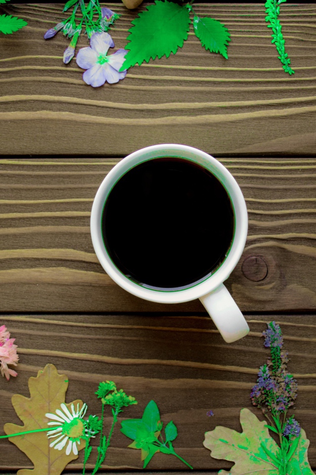 Чашка кофе на столе с желудями