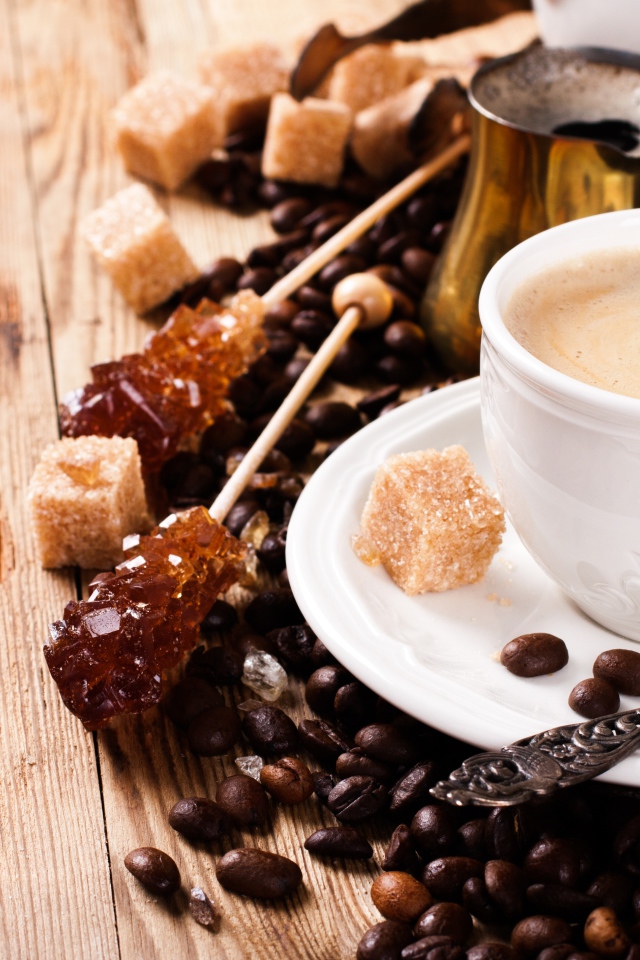 Чашка кофе на столе с леденцами и зернами