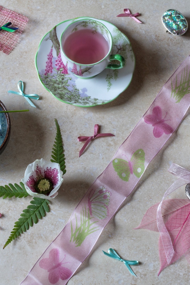 Чашка напитка на столе с лентами и украшениями