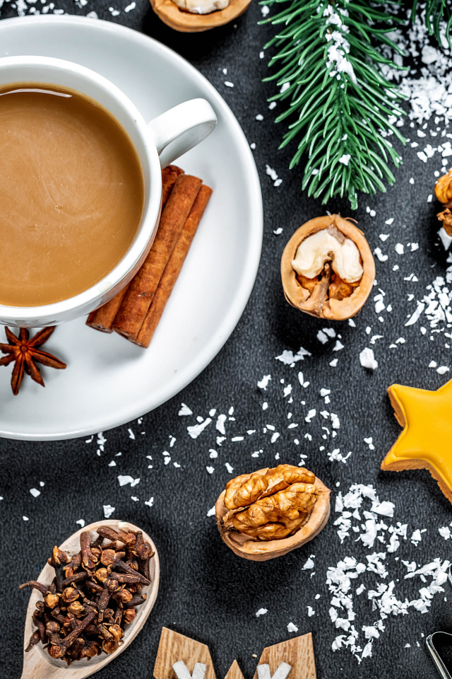 Чашка горячего какао с корицей на столе с орехами и печеньем