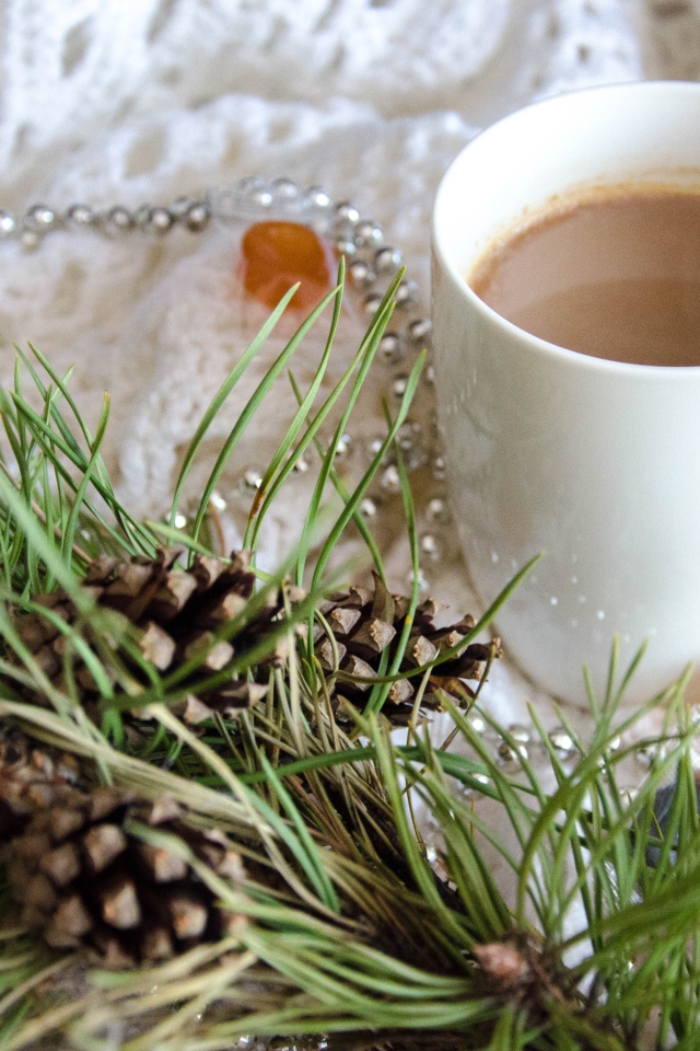Чашка горячего какао с веткой сосны и апельсинами