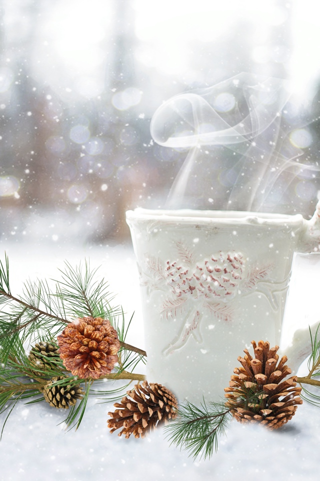 Чашка горячего кофе на снегу с сосновой веткой 