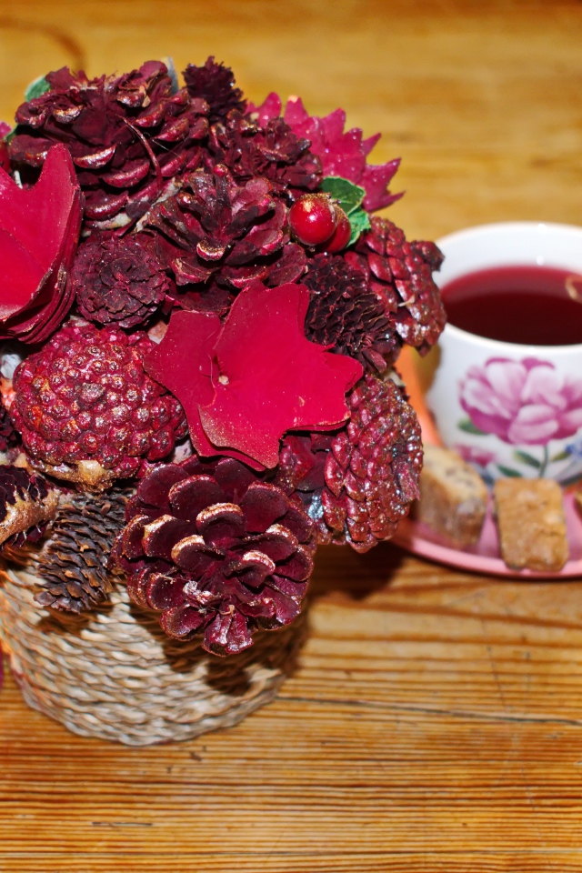 Чашка чая на столе с декором и свечой