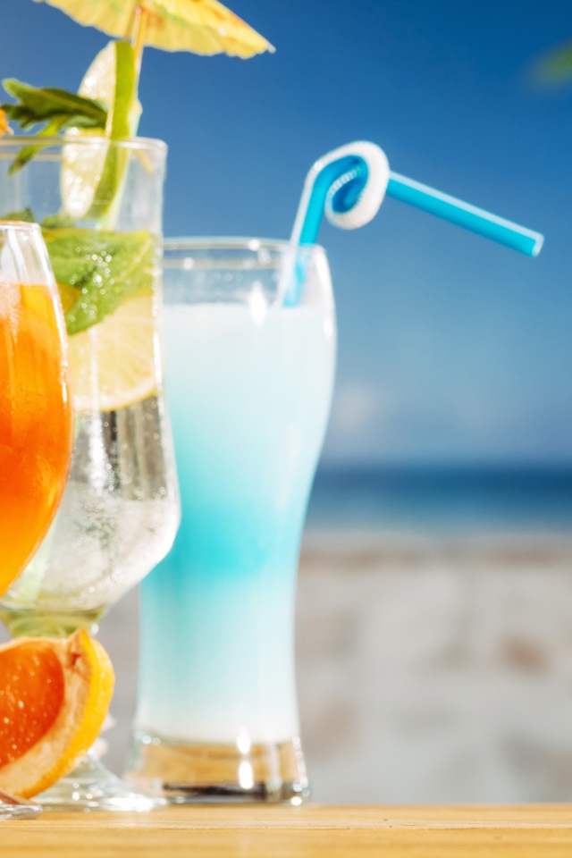 Четыре коктейля стоят на столе пляже 