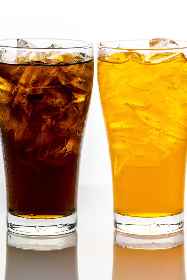 Четыре стакана с напитками на белом фоне