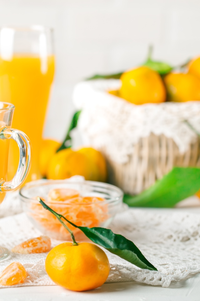 Свежий сок на столе со свежими мандаринами