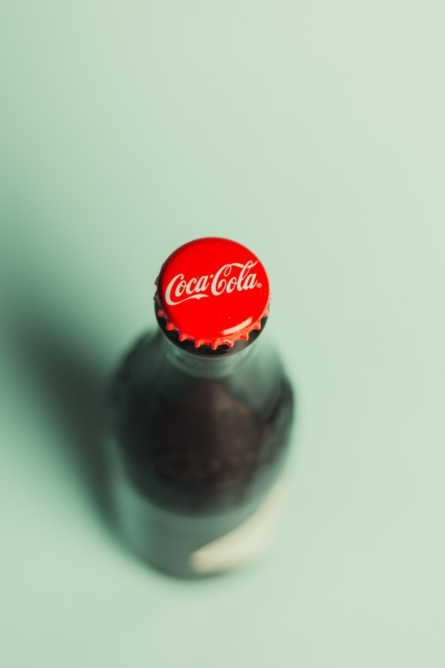 Стеклянная бутылка кока колы вид сверху