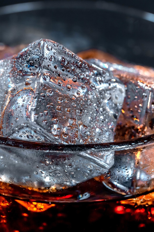 Стакан кока колы со льдом 