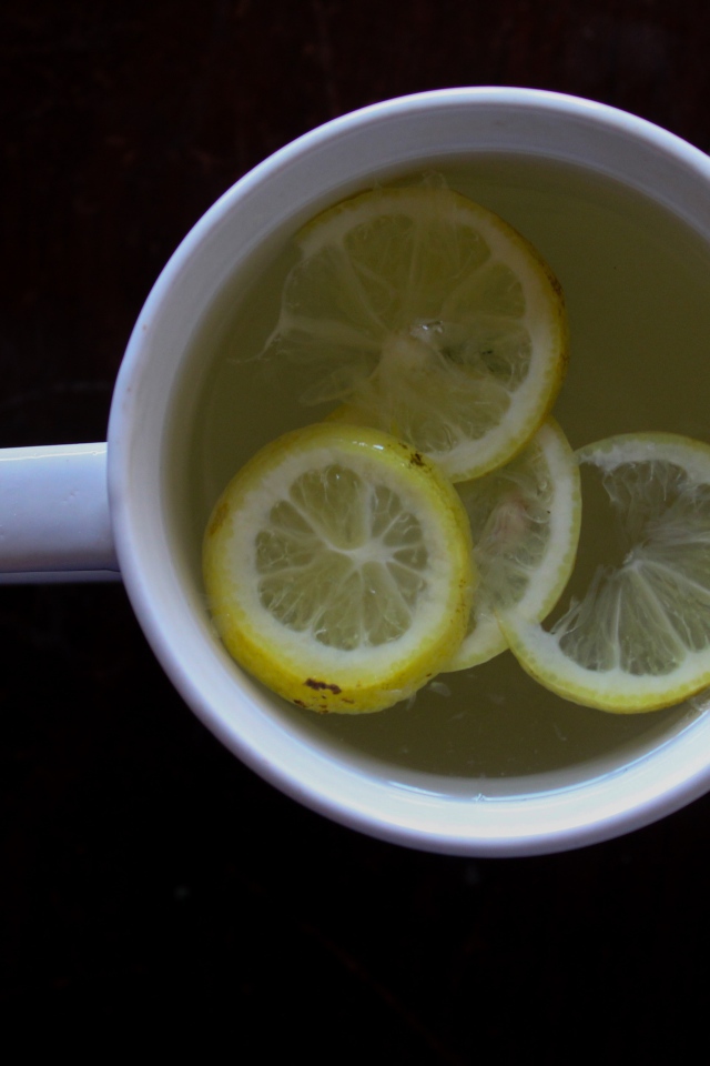 Зеленый чай с лимоном на черном фоне