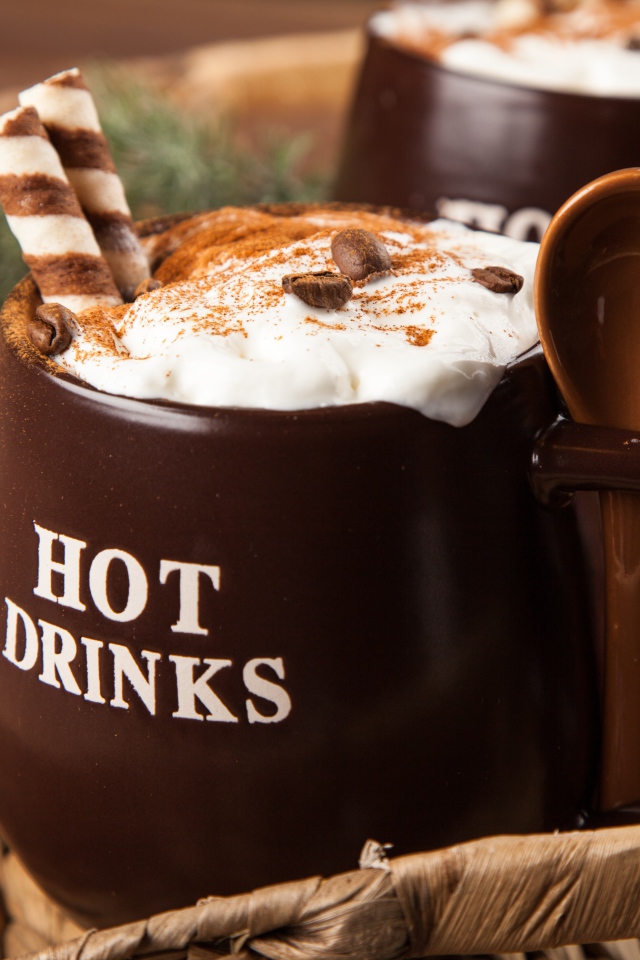 Горячий шоколад со сливками в большой коричневой чашке 