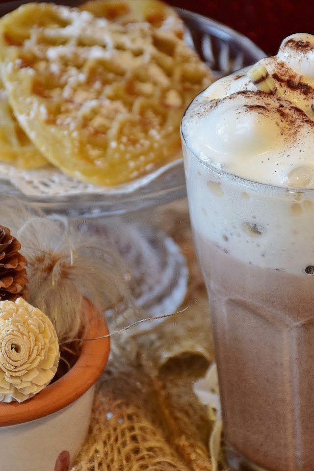 Горячий шоколад со сливками на столе с печеньем