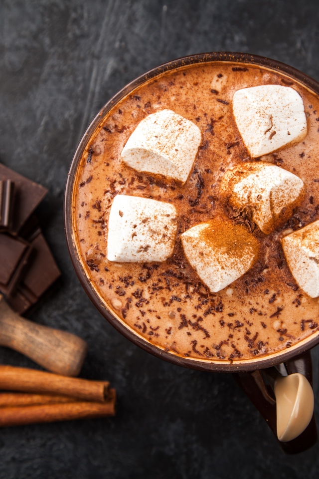 Горячий шоколад с маршмеллоу в чашке