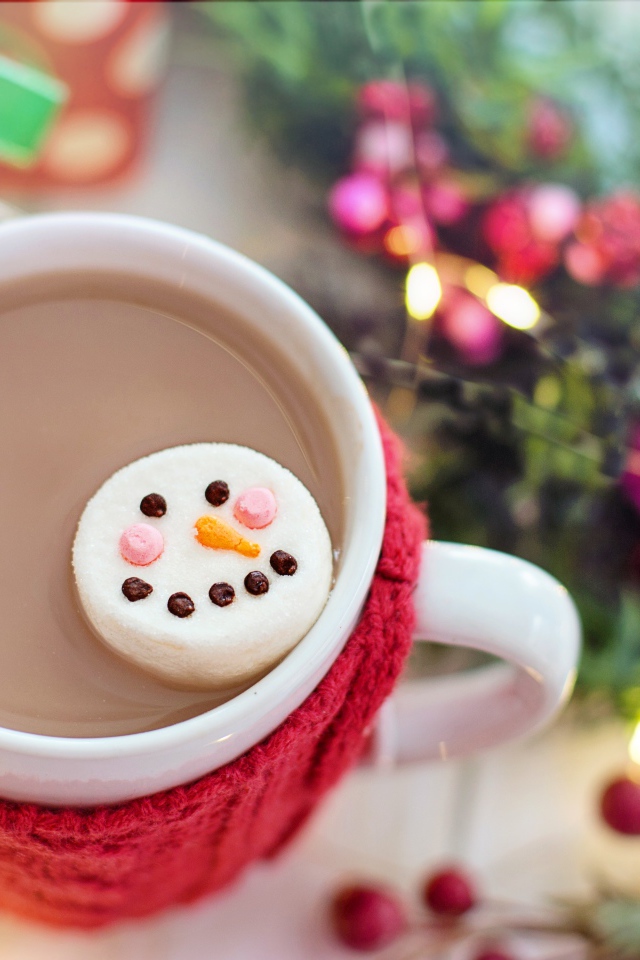 Горячий шоколад с маршмеллоу с лицом снеговика
