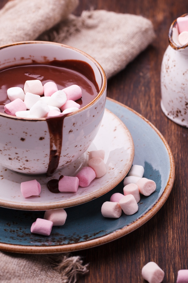 Горячий шоколад с розовым маршмеллоу на столе