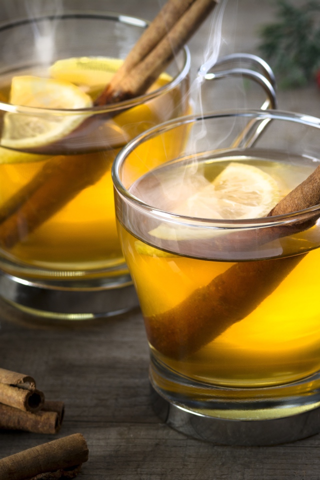 Горячий зеленый чай с лимоном и корицей