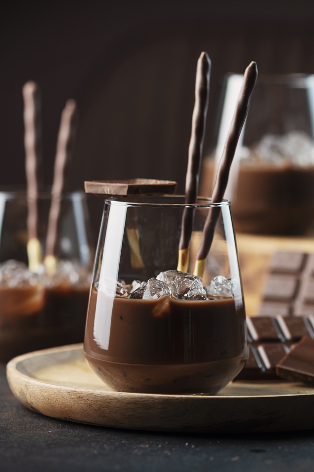 Холодный шоколадный напиток со льдом 